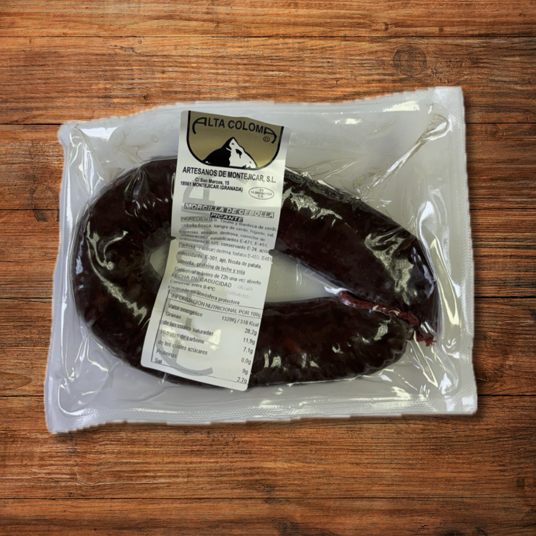 Morcilla picante casera artesanal con cebolla, especias y guindilla, embutido tradicional andaluz sobre tabla rústica