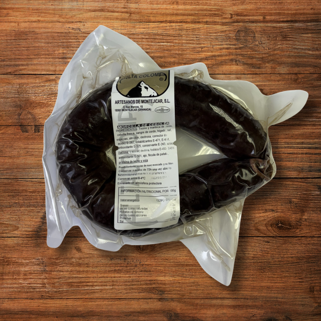 Morcilla de cebolla casera artesanal, embutido tradicional suave y especiado sobre tabla de madera