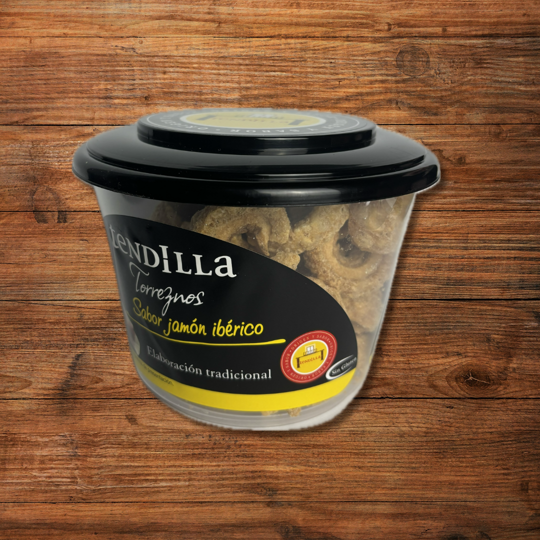 Torreznos crujientes con sabor a jamón ibérico, aperitivo artesanal y tradicional sobre tabla