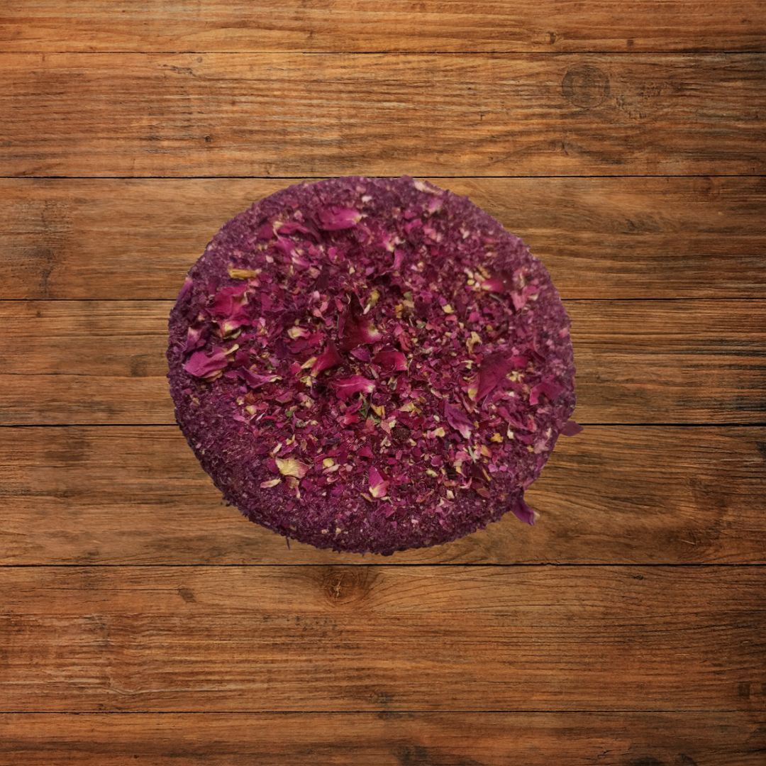 Tortita Chloe – Queso de Cabra Curado en Pétalos de Rosas