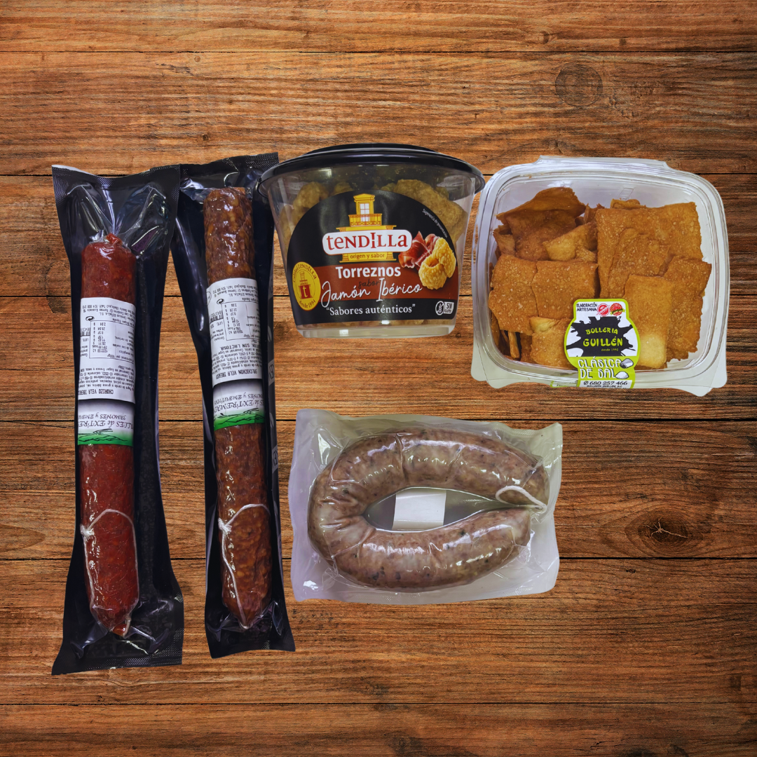 Pack Antojo del Bueno con chorizo ibérico, salchichón, torreznos, salchicha casera y tortitas artesanas con queso sobre tabla