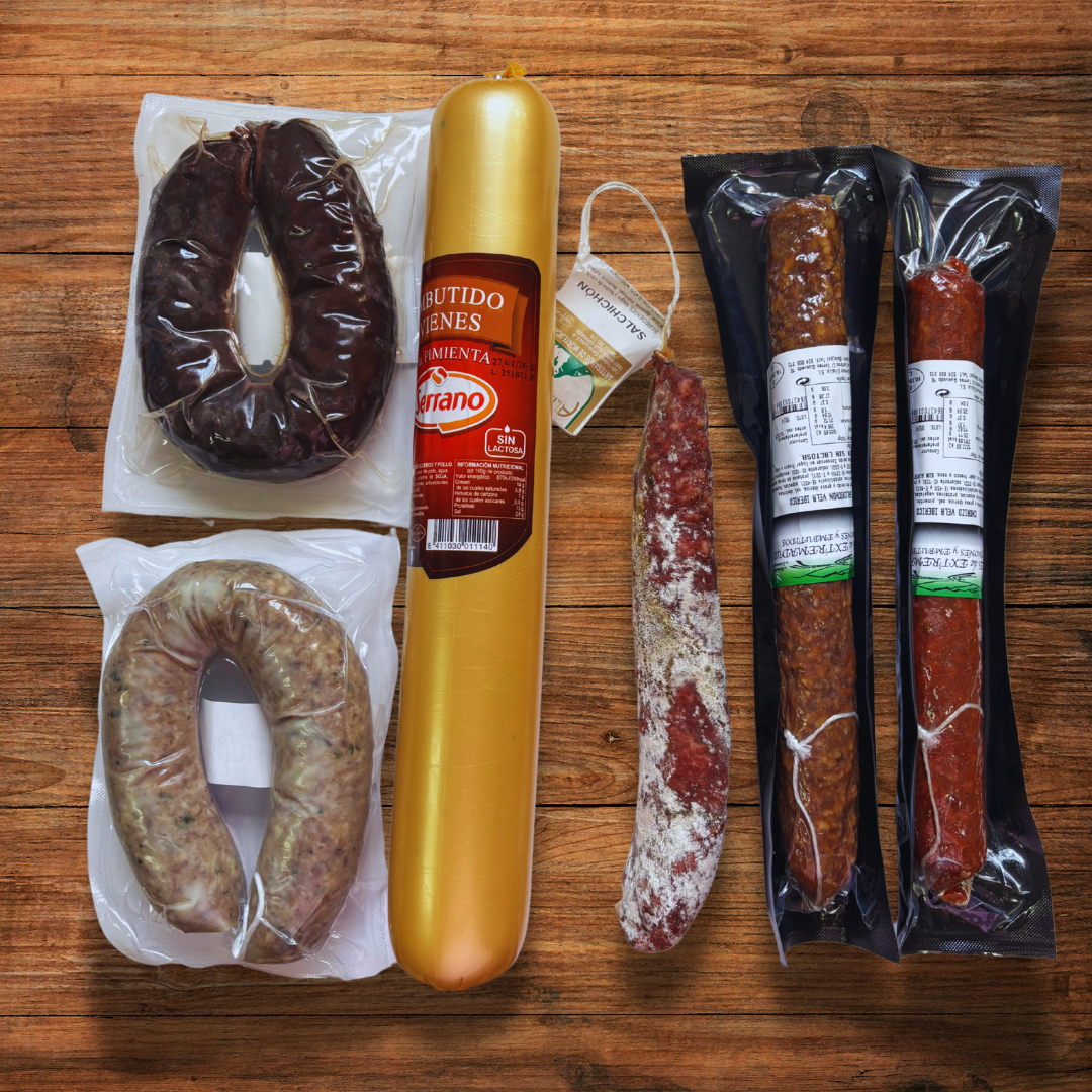 Pack Tapeo Tradicional con chorizo ibérico, salchichón, morcilla casera, salchicha y embutido vienés en tabla para tapeo