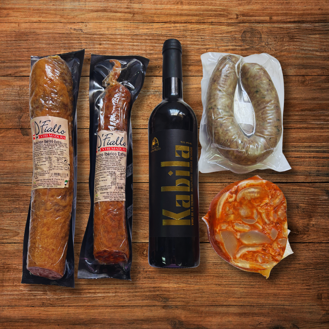 Pack del Pueblo con chorizo ibérico, salchichón, callos de ternera y salchicha casera en tabla rústica
