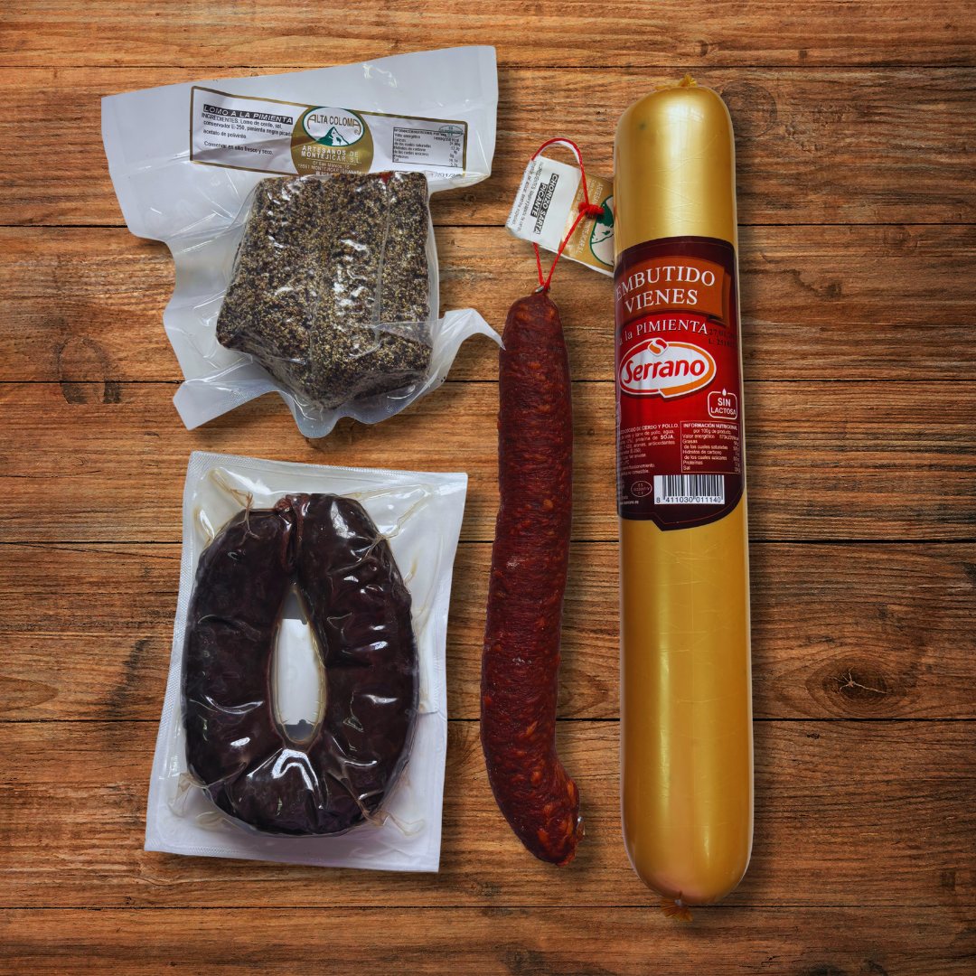 Pack Pasión Picante con chorizo casero, lomo a la pimienta, embutido vienés y morcilla picante sobre tabla