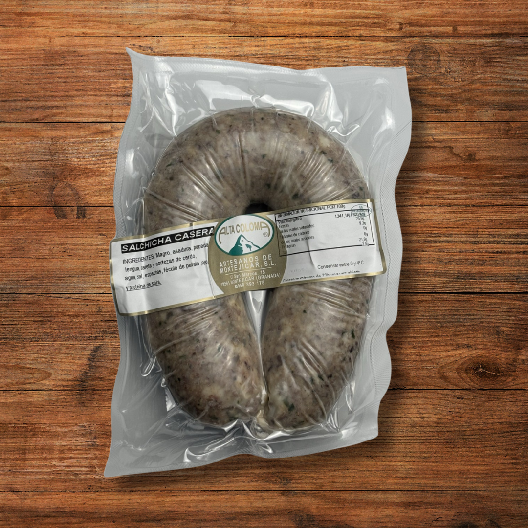 Salchicha casera artesanal elaborada con carne seleccionada y especias tradicionales sobre tabla rústica